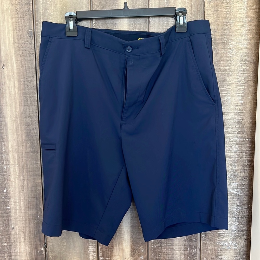 Men’s stretchy golf shorts